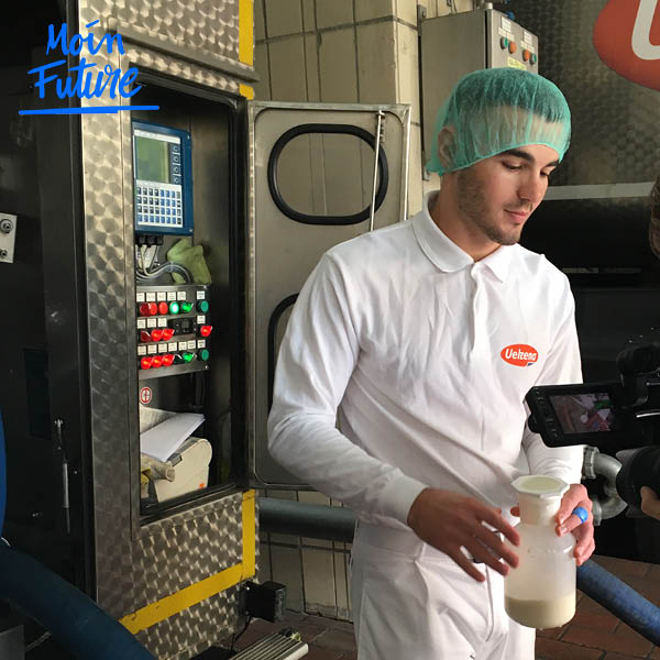 Auszubildender Elvis Lebensmitteltechnik holt eine Milchprobe