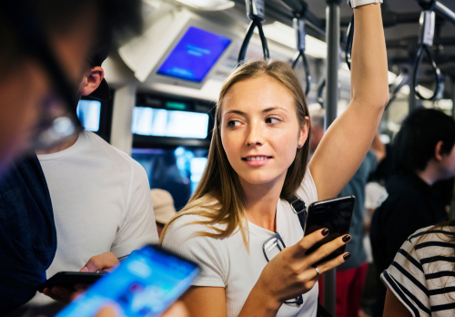 Generation Z, Junge Frau, die ein Smartphone in der U-Bahn benutzt, Moin Future, Generation Z, Ausbildung in der Region