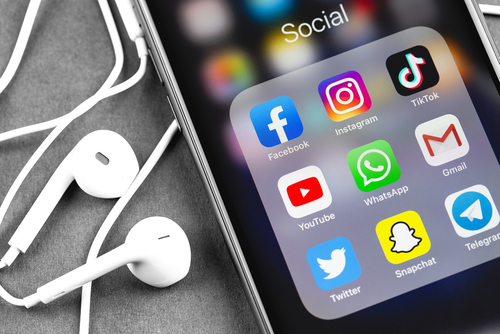 social media mobile apps icons of Facebook, Instagram, TikTok, Youtube, Twitter, Snapchat, Telegram, WhatsApp, - apps iPhone and Earpods, Moin Future, Ausbildung